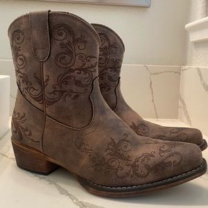 ROPER Cowgirl Zip up Boots.